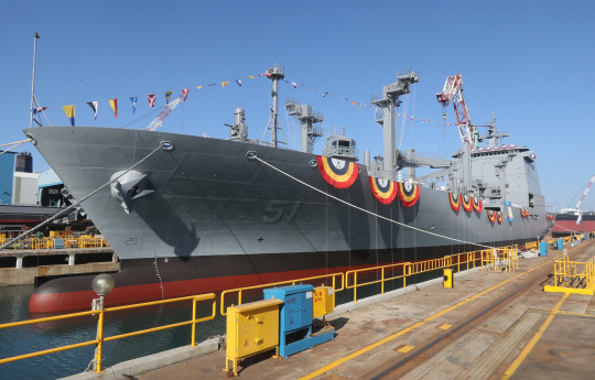 29일 오전 울산 현대중공업에서 해군의 1만t급 신형 군수지원함 '소양함'의 진수식이 열리고 있다. 소양함은 길이 190ｍ·너비 25ｍ에 최대 속력이 24노트이며, 연료유와 탄약 등 보급 물자 1만1천50t을 적재할 수 있다.